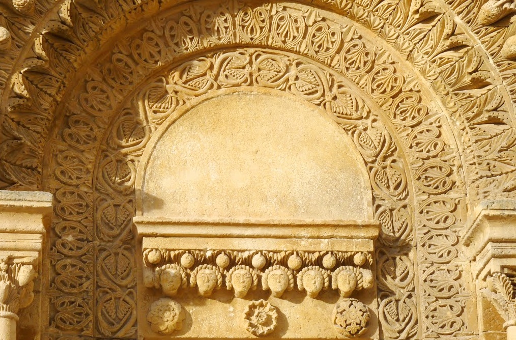 scorcio della porta sinistra della cattedrale di matera
