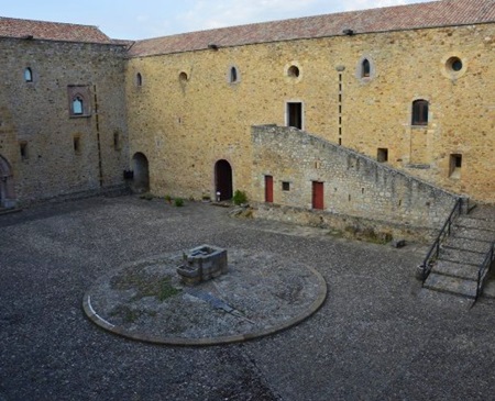 cortile maggiore di castel lagopesole