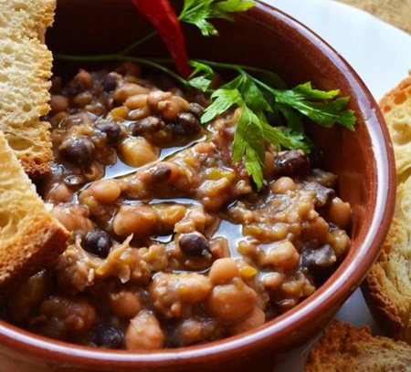 la crapiata è una zuppa di legumi tipici di matera