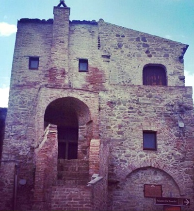 case con gli occhi aliano