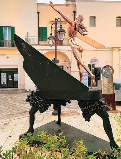 piano ballerino salvador dalì