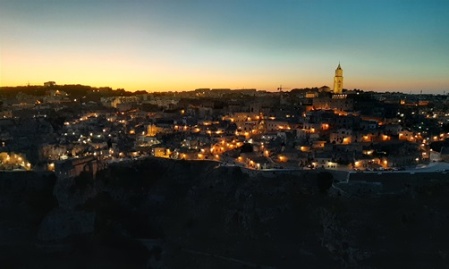 panorama di notte dal canyon di matera