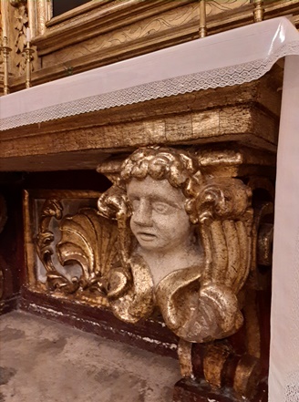 piede dell'altare della chiesa di santa chiare in legno e oro