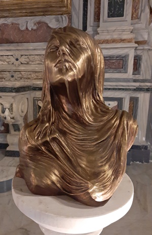 velo su volto di donna nella mostra divino di sepe