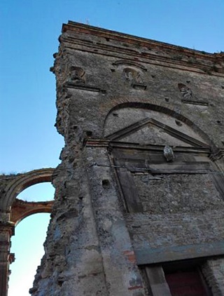 interni chiesa diruta