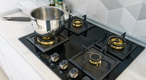 pentola con acqua e sale