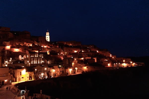 luci di matera di notte durante il presepe vivente