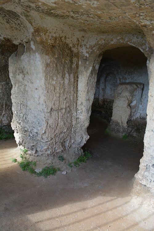 interni chiesa rupestre madonna tre porte
