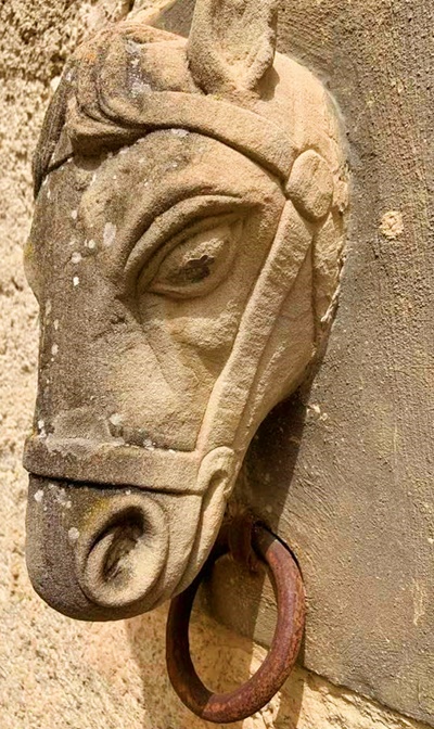 cavallo in pietra scolpita