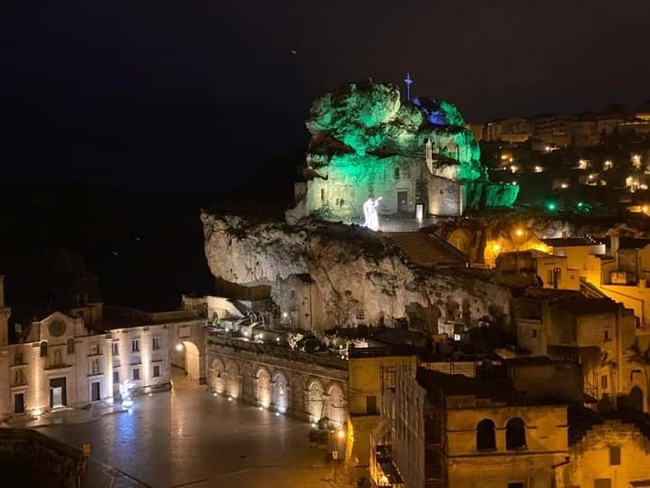piazza centrale dei sassi di matera di sera