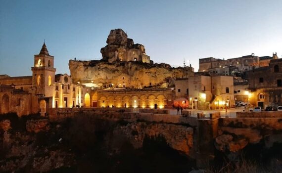 piazza san pietro caveoso di sera