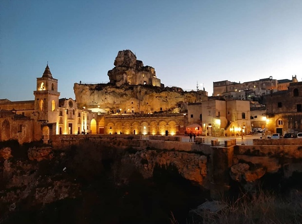 piazza san pietro caveoso di sera