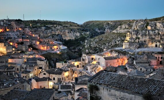 la luce accarezza la pietra matera