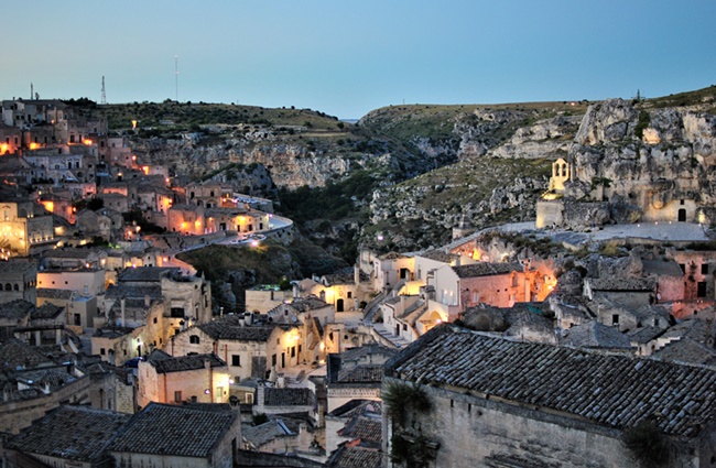 la luce accarezza la pietra matera