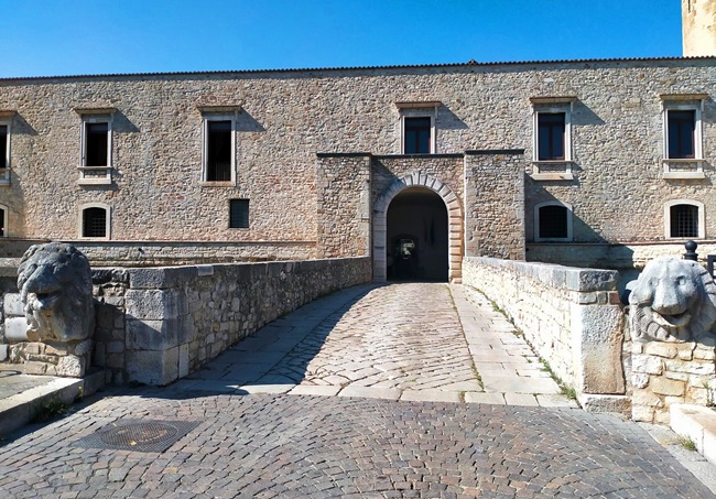 ingresso castello aragonese