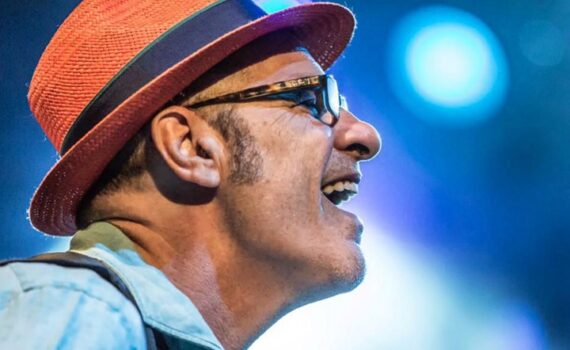 francesco baccini mentre canta