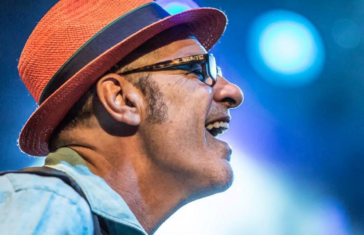 francesco baccini mentre canta