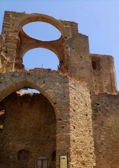 tetto ovale dell'edificio sacro