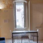 soggiorno con tavolo e finestra